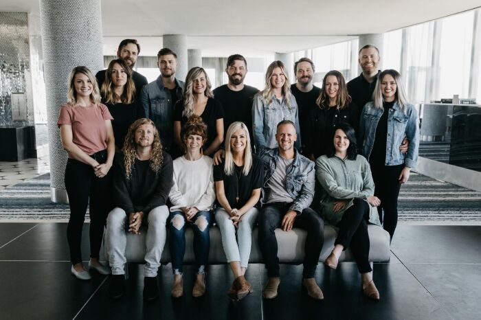 Avivamiento Aqui - La Tribu (Revival's In The Air)