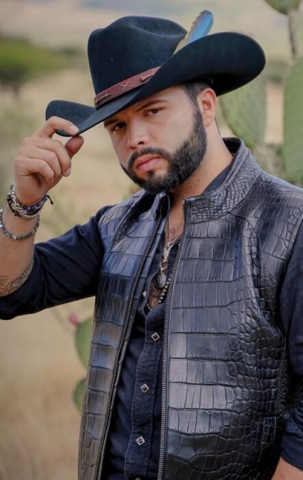 POR EL CONTRARIO (ft Becky G y Ángela Aguilar)