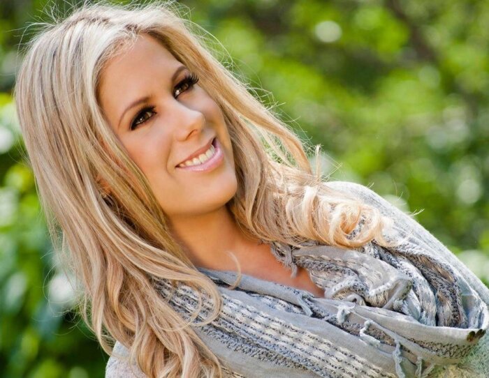 Cielos de color (ft Redimi2 y Israel Houghton)